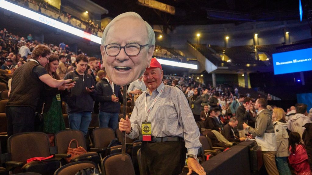 Who are the top executives at Berkshire Hathaway?