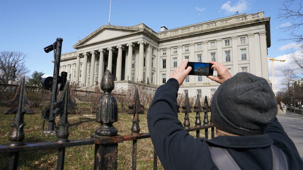 Investors are piling into big, short Treasury bets with Warren Buffett