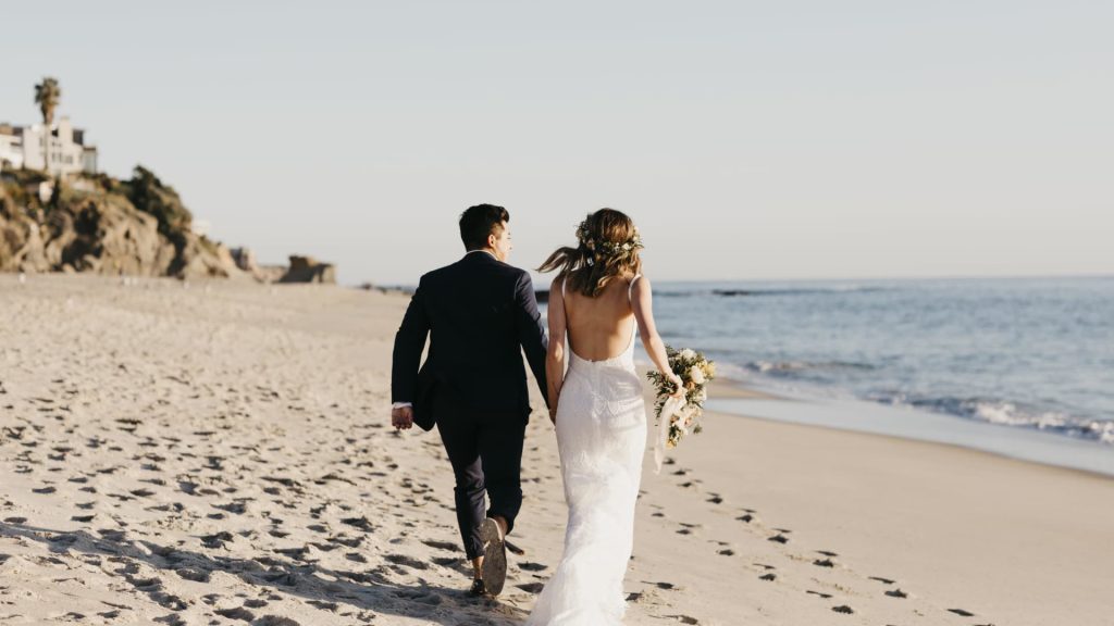 Using credit cards to pay for your wedding: pros and cons